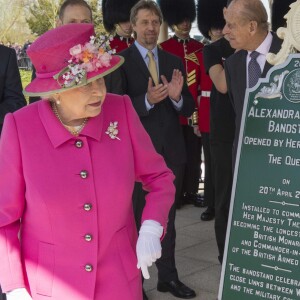 La reine Elizabeth II, accompagnée du prince Philip, a assisté à la réouverture du kiosque à musique du jardin Alexandra à Windsor le 20 avril 2016, à la veille de son 90e anniversaire.