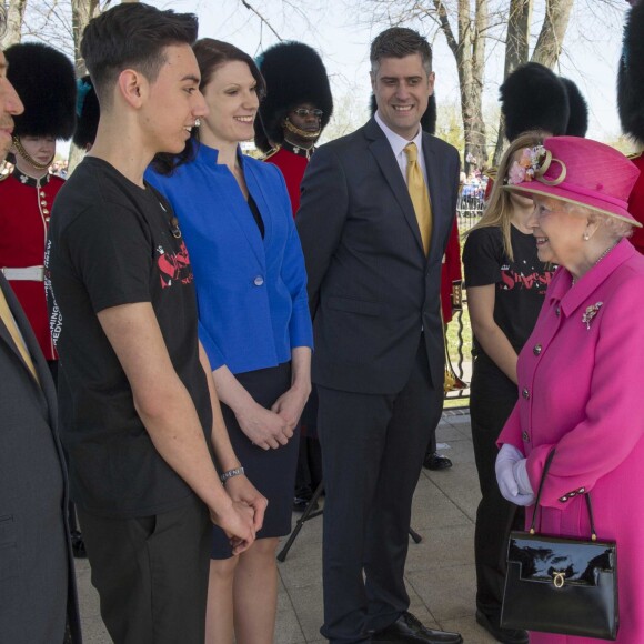 La reine Elizabeth II, accompagnée du prince Philip, a assisté à la réouverture du kiosque à musique du jardin Alexandra à Windsor le 20 avril 2016, à la veille de son 90e anniversaire.