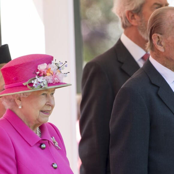 La reine Elizabeth II, accompagnée du prince Philip, a assisté à la réouverture du kiosque à musique du jardin Alexandra à Windsor le 20 avril 2016, à la veille de son 90e anniversaire.