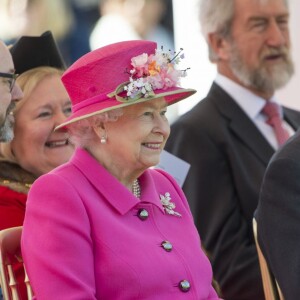 La reine Elizabeth II, accompagnée du prince Philip, a assisté à la réouverture du kiosque à musique du jardin Alexandra à Windsor le 20 avril 2016, à la veille de son 90e anniversaire.