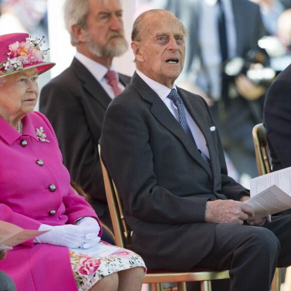 La reine Elizabeth II, accompagnée du prince Philip, a assisté à la réouverture du kiosque à musique du jardin Alexandra à Windsor le 20 avril 2016, à la veille de son 90e anniversaire.