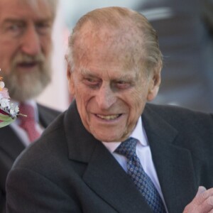 La reine Elizabeth II, accompagnée du prince Philip, a assisté à la réouverture du kiosque à musique du jardin Alexandra à Windsor le 20 avril 2016, à la veille de son 90e anniversaire.