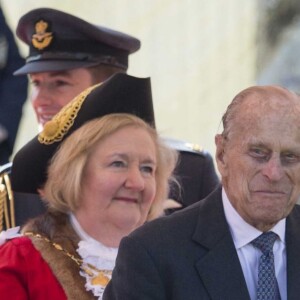 La reine Elizabeth II, accompagnée du prince Philip, a assisté à la réouverture du kiosque à musique du jardin Alexandra à Windsor le 20 avril 2016, à la veille de son 90e anniversaire.