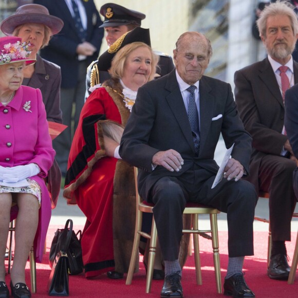 La reine Elizabeth II, accompagnée du prince Philip, a assisté à la réouverture du kiosque à musique du jardin Alexandra à Windsor le 20 avril 2016, à la veille de son 90e anniversaire.