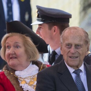 La reine Elizabeth II, accompagnée du prince Philip, a assisté à la réouverture du kiosque à musique du jardin Alexandra à Windsor le 20 avril 2016, à la veille de son 90e anniversaire.