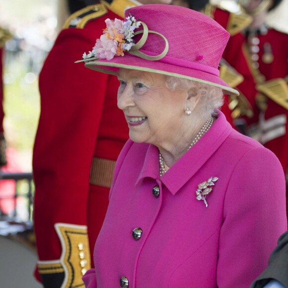 La reine Elizabeth II, accompagnée du prince Philip, a assisté à la réouverture du kiosque à musique du jardin Alexandra à Windsor le 20 avril 2016, à la veille de son 90e anniversaire.