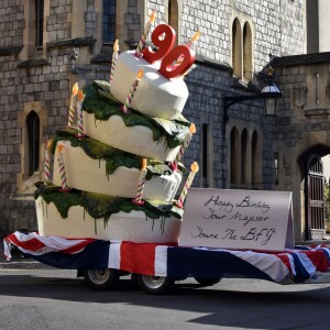 Exclusif - Un gâteau d'anniversaire géant livré devant le château de Windsor pour les 90 ans de la reine Elizabeth II, le 20 avril 2016