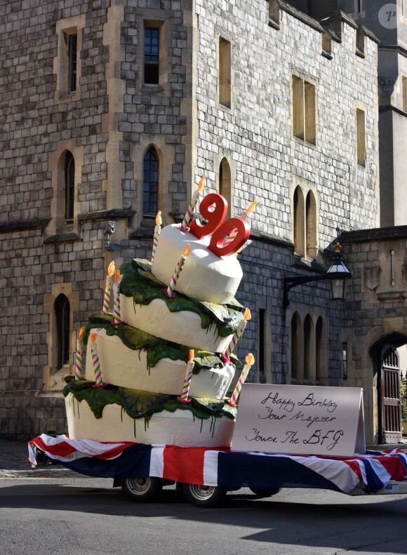 Exclusif - Un gâteau d'anniversaire géant livré devant le château de Windsor pour les 90 ans de la reine Elizabeth II, le 20 avril 2016