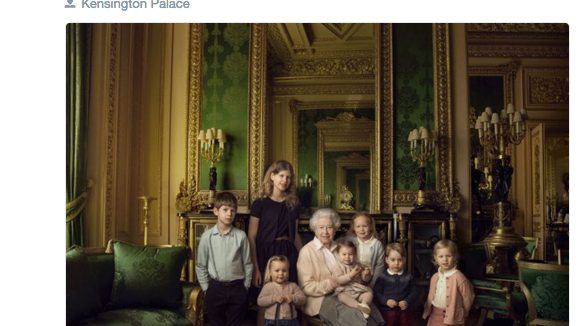 Charlotte de Cambridge sur les genoux d'Elizabeth II : La reine et ses jeunes !