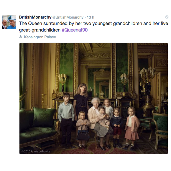 La reine Elizabeth II entourée de ses petits-enfants James, vicomte Severn et Lady Louise Windsor, et ses arrière-petits-enfants Mia Tindall, Charlotte de Cambridge, Savannah Phillips, George de Cambridge et Isla Phillips, photographiés par Annie Leibovitz dans la Salon vert du château de Windsor peu après Pâques. Photo diffusée le 21 avril 2016 à l'occasion du 90e anniversaire de la reine Elizabeth II.