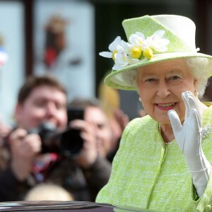 Elizabeth II reçoit les voeux et les félicitations du public pour son 90e anniversaire le 21 avril 2016 à Windsor.