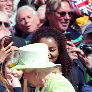 Elizabeth II reçoit les voeux et les félicitations du public pour son 90e anniversaire le 21 avril 2016 à Windsor.