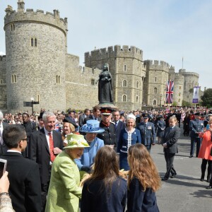 Elizabeth II reçoit les voeux et les félicitations du public pour son 90e anniversaire le 21 avril 2016 à Windsor.