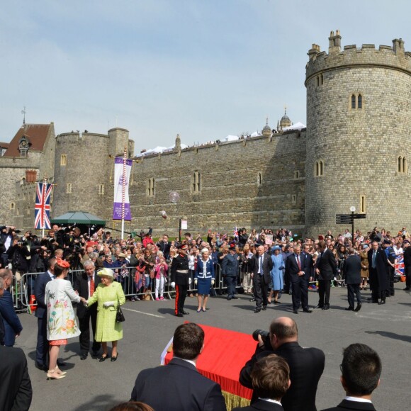 Elizabeth II reçoit les voeux et les félicitations du public pour son 90e anniversaire le 21 avril 2016 à Windsor.