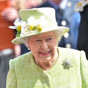 Elizabeth II reçoit les voeux et les félicitations du public pour son 90e anniversaire le 21 avril 2016 à Windsor.