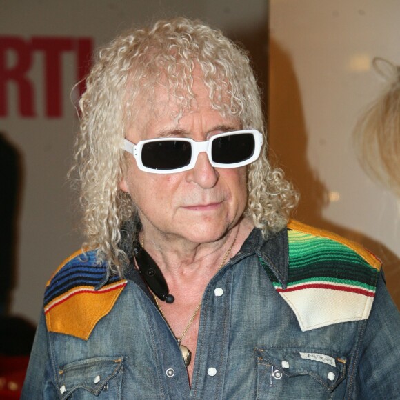 Michel Polnareff dans les studios de l'émission RTL Soir avec Marc-Olivier Fogiel dans les studios de la radio RTL à Paris, le 19 avril 2016.