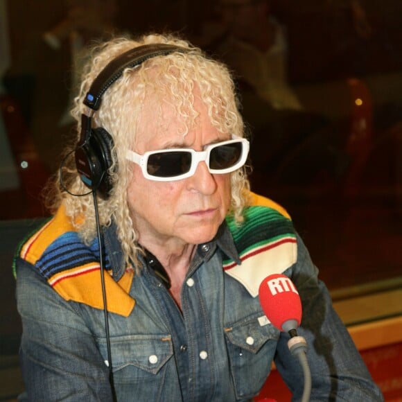 Michel Polnareff dans les studios de l'émission RTL Soir avec Marc-Olivier Fogiel dans les studios de la radio RTL à Paris, le 19 avril 2016.