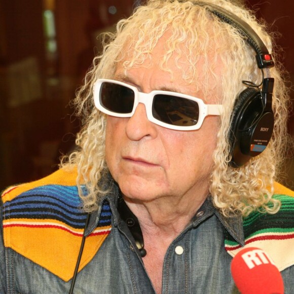 Michel Polnareff dans les studios de l'émission RTL Soir avec Marc-Olivier Fogiel dans les studios de la radio RTL à Paris, le 19 avril 2016.