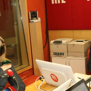 Michel Polnareff dans les studios de l'émission RTL Soir avec Marc-Olivier Fogiel dans les studios de la radio RTL à Paris, le 19 avril 2016.