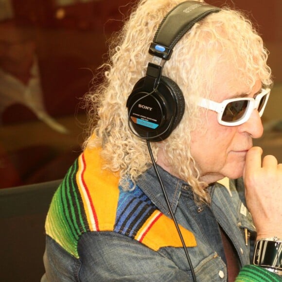 Michel Polnareff dans les studios de l'émission RTL Soir avec Marc-Olivier Fogiel dans les studios de la radio RTL à Paris, le 19 avril 2016.