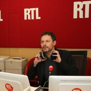 Michel Polnareff dans les studios de l'émission RTL Soir avec Marc-Olivier Fogiel dans les studios de la radio RTL à Paris, le 19 avril 2016.