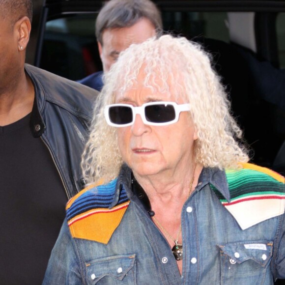 Michel Polnareff sort de son hôtel et se rend dans les studios de RTL à Paris, le 19 avril 2016.