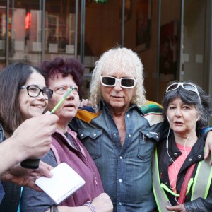 Michel Polnareff sort de son hôtel et se rend dans les studios de RTL à Paris, le 19 avril 2016.