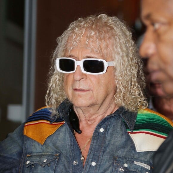 Michel Polnareff sort de son hôtel et se rend dans les studios de RTL à Paris, le 19 avril 2016.