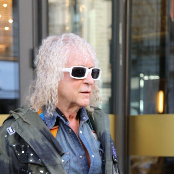 Michel Polnareff sort de son hôtel et se rend dans les studios de RTL à Paris, le 19 avril 2016.