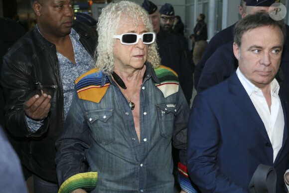 Michel Polnareff arrive à l'aéroport de Paris et se rend à son hôtel, le 19 avril 2016.