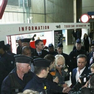 Michel Polnareff arrive à l'aéroport de Paris et se rend à son hôtel, le 19 avril 2016.
