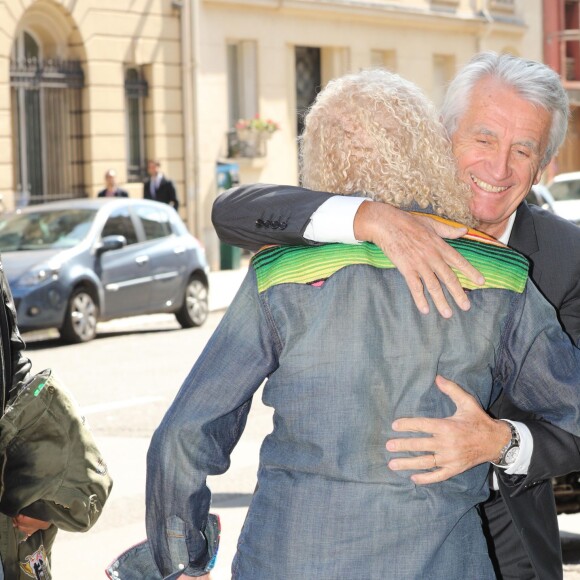 Michel Polnareff, ici avec son producteur Gilbert Coullier, arrive à l'aéroport de Paris et se rend à son hôtel, le 19 avril 2016.