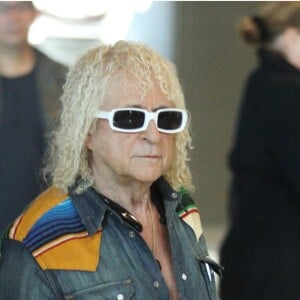 Michel Polnareff arrive à l'aéroport de Paris et se rend à son hôtel, le 19 avril 2016.