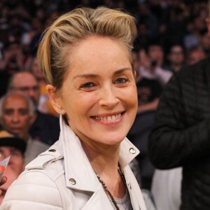 Sharon Stone - Célébrités au Staples Center de Los Angeles qui assistent au match de basket Los Angeles Lakers contre Denver Nuggets à Los Angeles le 25 Marts 2016. © CPA/BESTIMAGE