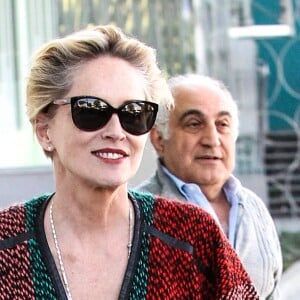 L'actrice Sharon Stone fait du shopping à Beverly Hills dans une fabrique de tapis, elle porte un pancho qui correspond aux motifs des tissus du magasin, Los Angeles le 4 décembre 2015.