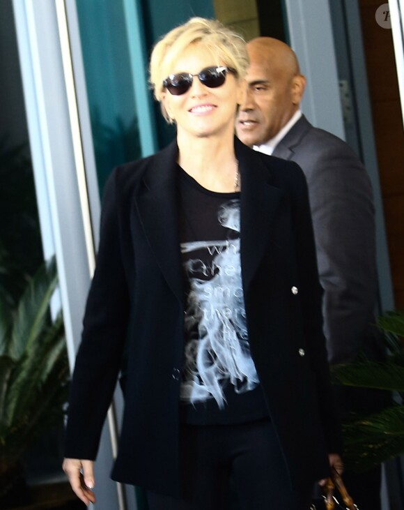Sharon Stone salue ses fans à la sortie de son hôtel de Miami le 9 novembre 2015.