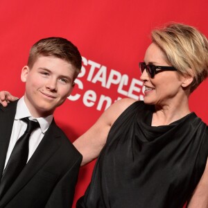 Roan Bronstein et Sharon Stone à Los Angeles le 13 février 2016.