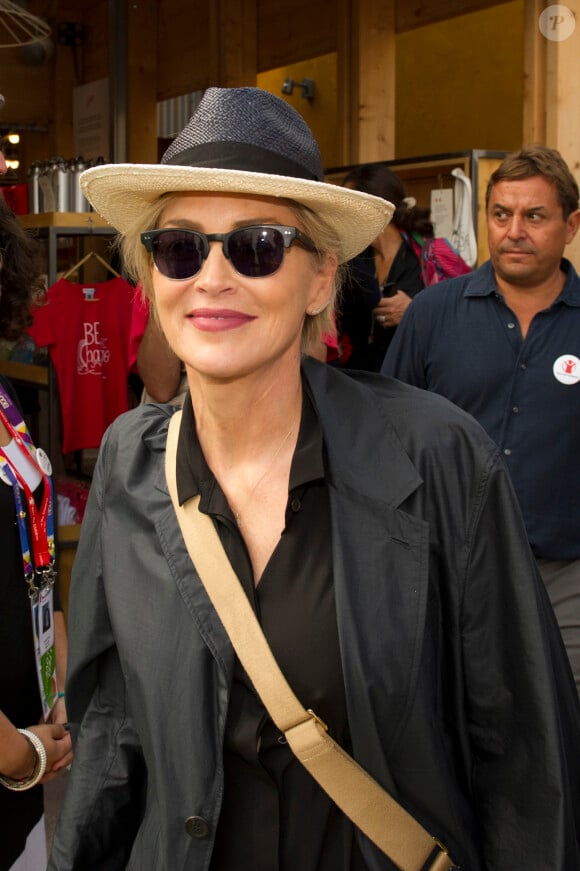 Sharon Stone visite l'Expo "Save the Children" à Milan en Italie le 12 septembre 2015.