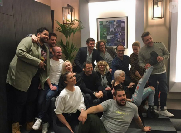 Première photo de famille de l'équipe de L'Hebdo Show, en avril 2016.