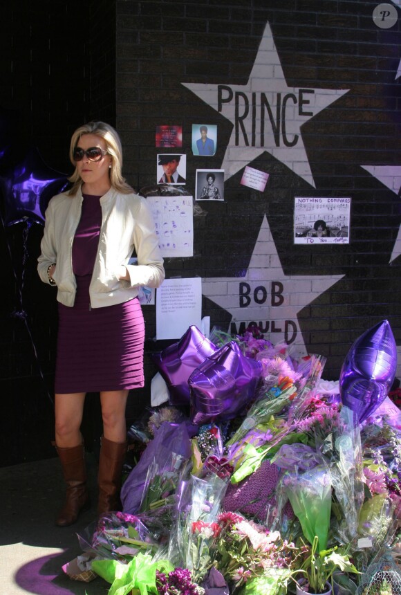 Hommage au chanteur et musicien Prince devant le célèbre club First Avenue, où le film Purple Rain avait été tourné à Minneapolis le 22 Avril 2016.