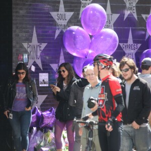 Hommage au chanteur et musicien Prince devant le célèbre club First Avenue, où le film Purple Rain avait été tourné à Minneapolis le 22 Avril 2016.  General Views of fans honoring Prince with flowers and letters outside of the First Avenue Nightclub in Minneapolis, Minnesota on April 22, 2016.22/04/2016 - Minneapolis