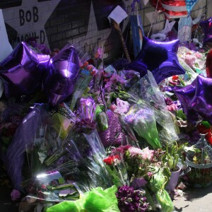 Hommage au chanteur et musicien Prince devant le célèbre club First Avenue, où le film Purple Rain avait été tourné à Minneapolis le 22 Avril 2016.  General Views of fans honoring Prince with flowers and letters outside of the First Avenue Nightclub in Minneapolis, Minnesota on April 22, 2016.22/04/2016 - Minneapolis