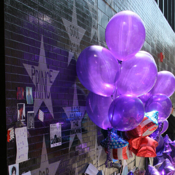 Hommage au chanteur et musicien Prince devant le célèbre club First Avenue, où le film Purple Rain avait été tourné à Minneapolis le 22 Avril 2016.  General Views of fans honoring Prince with flowers and letters outside of the First Avenue Nightclub in Minneapolis, Minnesota on April 22, 2016.22/04/2016 - Minneapolis