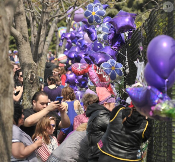 La famille, les fans et les amis de Prince sont venus se recueillir après sa mort à Paisley Park à Minneapolis le 23 Avril 2016.