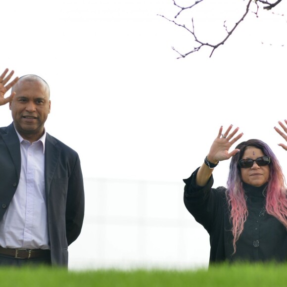 Tyka Nelson sort de la résidence Paisley Park pour saluer les fans de son frère Prince décédé le 21 avril dernier. D'autres membres de la famille sont également sortis à la rencontre des fans, qui se sont recueillis en la mémoire du chanteur, le 23 avril 2016.23/04/2016 - Chanhassen