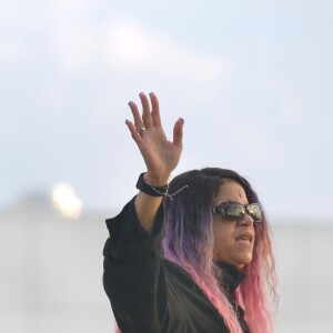 Tyka Nelson sort de la résidence Paisley Park pour saluer les fans de son frère Prince décédé le 21 avril dernier. D'autres membres de la famille sont également sortis à la rencontre des fans, qui se sont recueillis en la mémoire du chanteur, le 23 avril 2016.23/04/2016 - Chanhassen