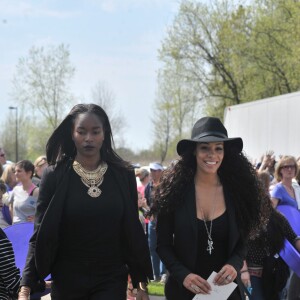 Damaris Lewis et guest - La famille, les fans et les amis de Prince sont venus se recueillir après sa mort à Paisley Park à Minneapolis le 23 Avril 2016. 23/04/2016 - Minneapolis