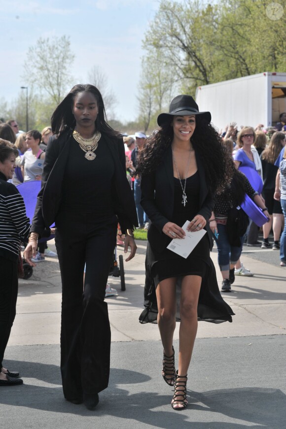Damaris Lewis et guest - La famille, les fans et les amis de Prince sont venus se recueillir après sa mort à Paisley Park à Minneapolis le 23 Avril 2016. 23/04/2016 - Minneapolis
