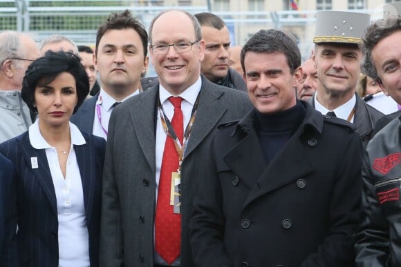 Rachida Dati, le prince Albert II de Monaco, Manuel Valls, lors de la course Formule E (première édition de L'ePrix de Paris) aux Invalides à Paris, le 23 avril 2016.