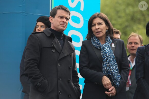 Manuel Valls, Anne Hidalgo, lors de la course Formule E (première édition de L'ePrix de Paris) aux Invalides à Paris, le 23 avril 2016.